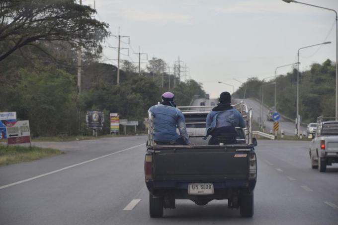 走行中のトラックの荷台に人が乗っても問題ないのか