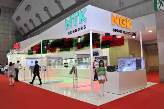 NGKは主力のプラグはもちろん次世代バッテリーも開発！　【東京モーターショー2017】