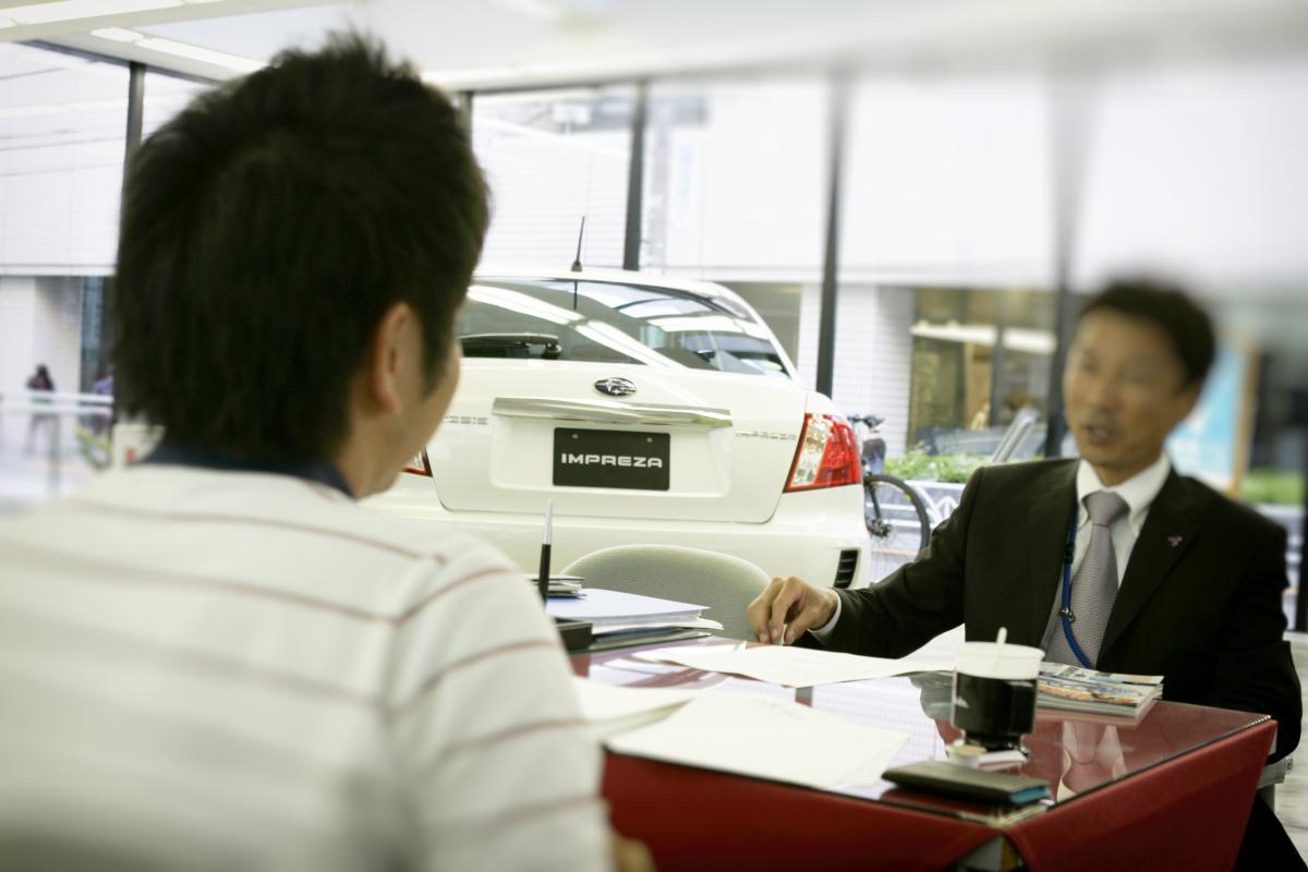 お幅値引きを獲得した客の次の客は値引きが渋い？ 新車の「値引きの