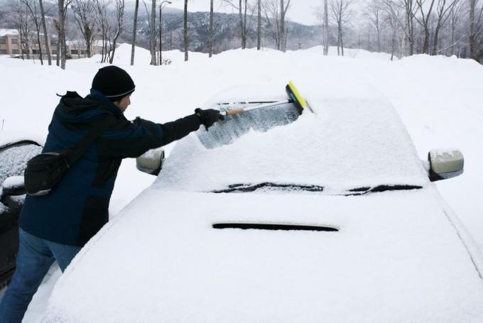 エアコンや熱湯で溶かすのはng フロントガラスに積もった雪を効率よく除去する方法とは 自動車情報 ニュース Web Cartop