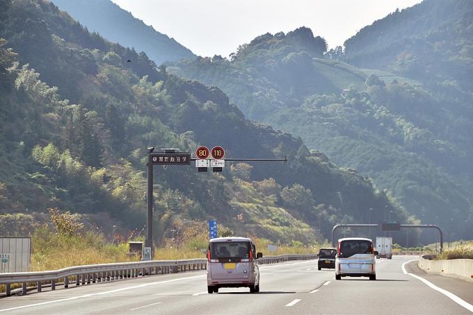 高速道路の大型トラック