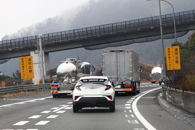 高速道路の大型トラック