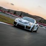 【画像】【試乗】まわりのクルマが止まって見える！　ポルシェ911 GT2 RSの速さは瞬間移動のよう 〜 画像262