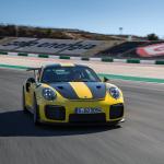 【画像】【試乗】まわりのクルマが止まって見える！　ポルシェ911 GT2 RSの速さは瞬間移動のよう 〜 画像25