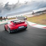 【画像】【試乗】まわりのクルマが止まって見える！　ポルシェ911 GT2 RSの速さは瞬間移動のよう 〜 画像350