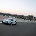 【画像】【試乗】まわりのクルマが止まって見える！　ポルシェ911 GT2 RSの速さは瞬間移動のよう 〜 画像287