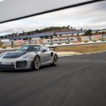 【画像】【試乗】まわりのクルマが止まって見える！　ポルシェ911 GT2 RSの速さは瞬間移動のよう 〜 画像186