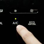 クルマのエアコン「A／C」ボタンはオンのままでいいのか？