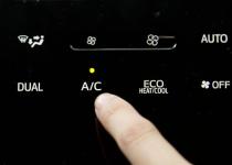 クルマのエアコン「A／C」ボタンはオンのままでいいのか？