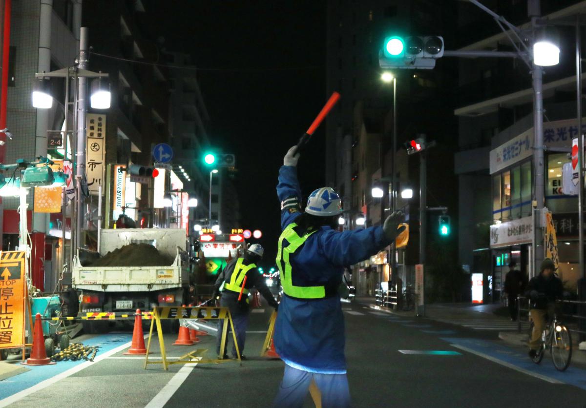 年度末によく遭遇する交通誘導員と信号はどちらを守ればいい 自動車情報 ニュース Web Cartop