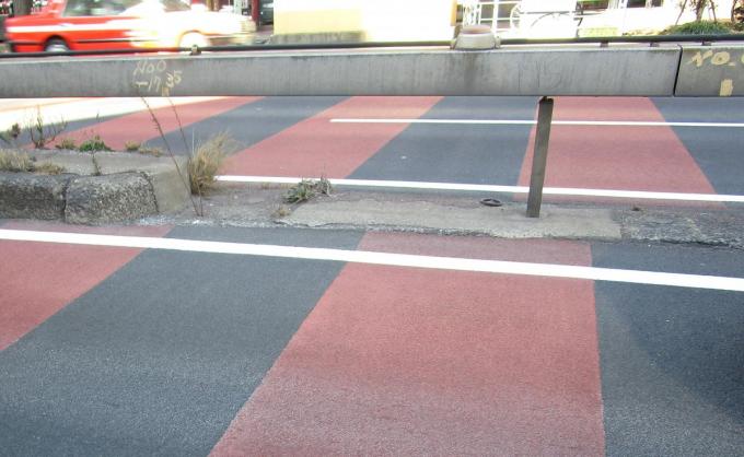 赤い塗装の道路にはどんな意味があるのか 自動車情報 ニュース Web Cartop