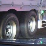 【画像】高速走行中のトラックの「タイヤが浮いている」ことがあるのはなぜ？ 〜 画像7