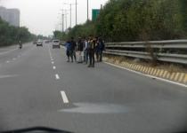 高速道路を歩行者が横断！　自転車が走る！　カオスすぎるインドのハイウェイ事情