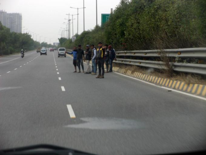 高速道路を歩行者が横断！　自転車が走る！　カオスすぎるインドのハイウェイ事情