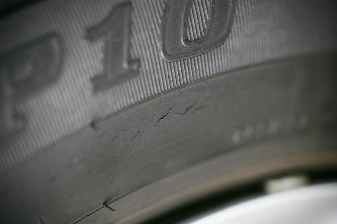タイヤのひび割れ放置は危険！　ひびの発生する5つの原因とは