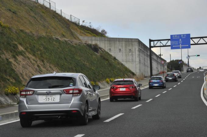 両耳にイヤホンをつけてクルマを運転するのは違反か