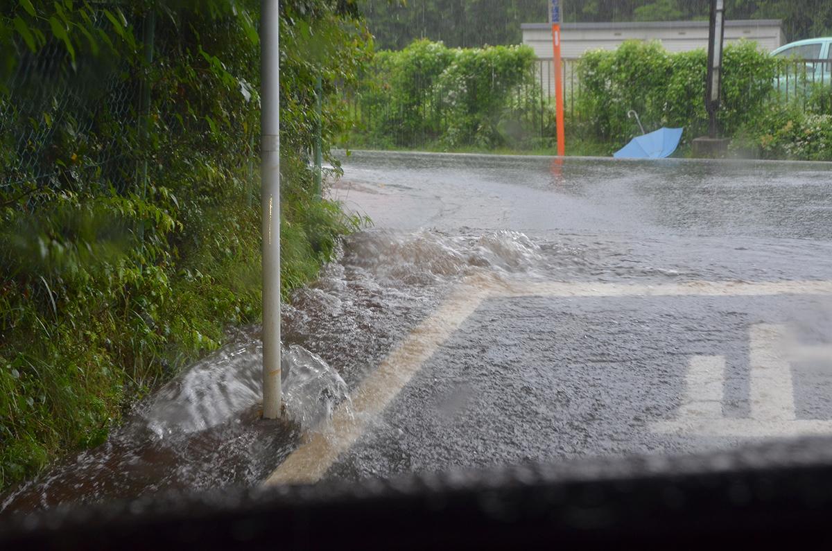 修理できるボーダーラインは クルマはどこまで水に浸かると 廃車レベル なのか 自動車情報 ニュース Web Cartop