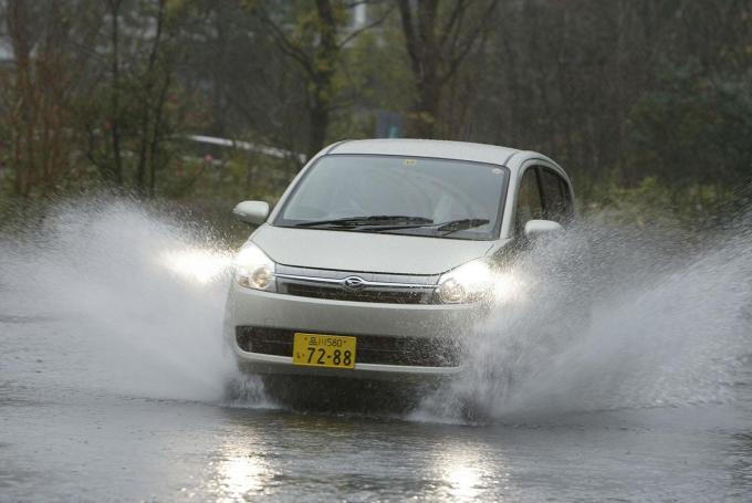 修理できるボーダーラインは クルマはどこまで水に浸かると 廃車レベル なのか 自動車情報 ニュース Web Cartop