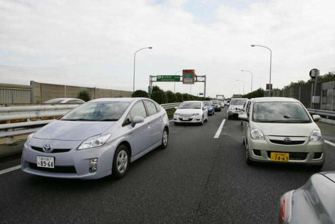 詰められるだけ詰めるべき？　渋滞時の適正な車間距離とは