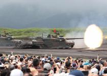 最新の戦車が実弾を撃つ！　迫力満点の陸上自衛隊「富士総合火力演習」を見学！