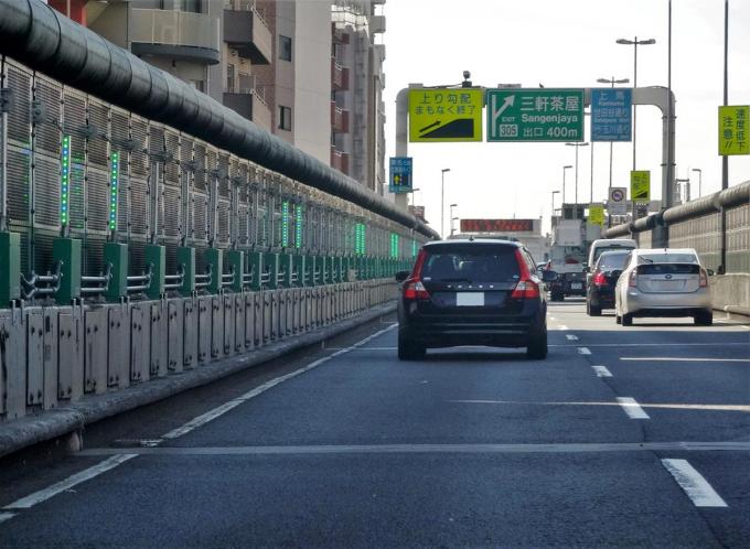 高速道路脇の壁にある「緑や青の流れるライト」は何のためにある？