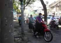 バイクが歩道を爆走！　歩行者お構いなしのカオスなベトナム交通事情