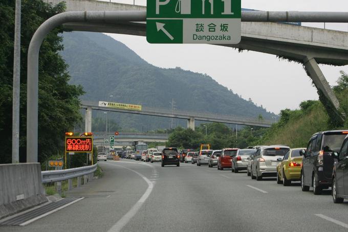 高速の2車線区間の路肩・中央分離帯を削り3車線化する道路が急増しているワケ