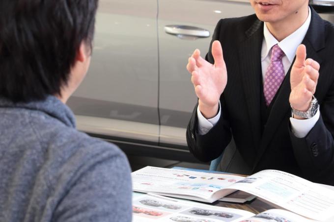 ピーク時よりも30%以上減少！　「卒車」に悩まされ新車の売れない日本の販売現場の危機
