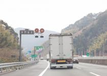 新東名高速などの制限速度が一部120km/hまで引き上げ！　乗用車とトラックの速度差にキケンはないのか