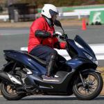 【画像】【試乗】ホンダ推し進める電動化は二輪も同様！　HVやEVも揃えるスクーター「PCX」をイッキ乗り 〜 画像4