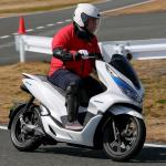 【画像】【試乗】ホンダ推し進める電動化は二輪も同様！　HVやEVも揃えるスクーター「PCX」をイッキ乗り 〜 画像5