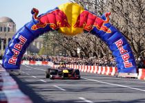 ガチマシンがいちょう並木を駆け抜けた！　なぜナンバーなしのレッドブルF1が公道を走行できたのか