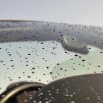 どうせすぐに雨で汚れるから不要？　梅雨時期は洗車をしなくても問題ないのか