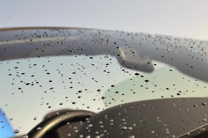 どうせすぐに雨で汚れるから不要？　梅雨時期は洗車をしなくても問題ないのか