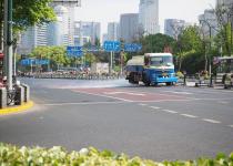 並んだクルマはビジャビジャ！　なぜ上海では一般車がいてもお構いなしに散水車で水を撒くのか？