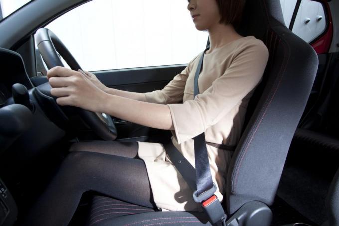 危険回避ができないことも！　AT車ユーザーに多い遠目のドライビングポジションがもつ３つの問題