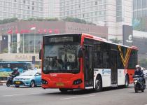 乗り方がわからずパニックに！　近代化するインドネシアのバスには指南役の車掌が乗車