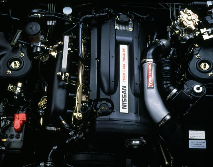 クルマのエンジンで同じ排気量と気筒数なら「V型」と「直列」で違いはある？