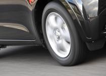 走行中のクルマのタイヤが「逆回転」しているように見えるのはなぜ？