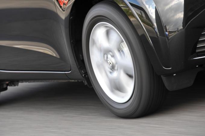 走行中のクルマのタイヤが「逆回転」しているように見えるのはなぜ？