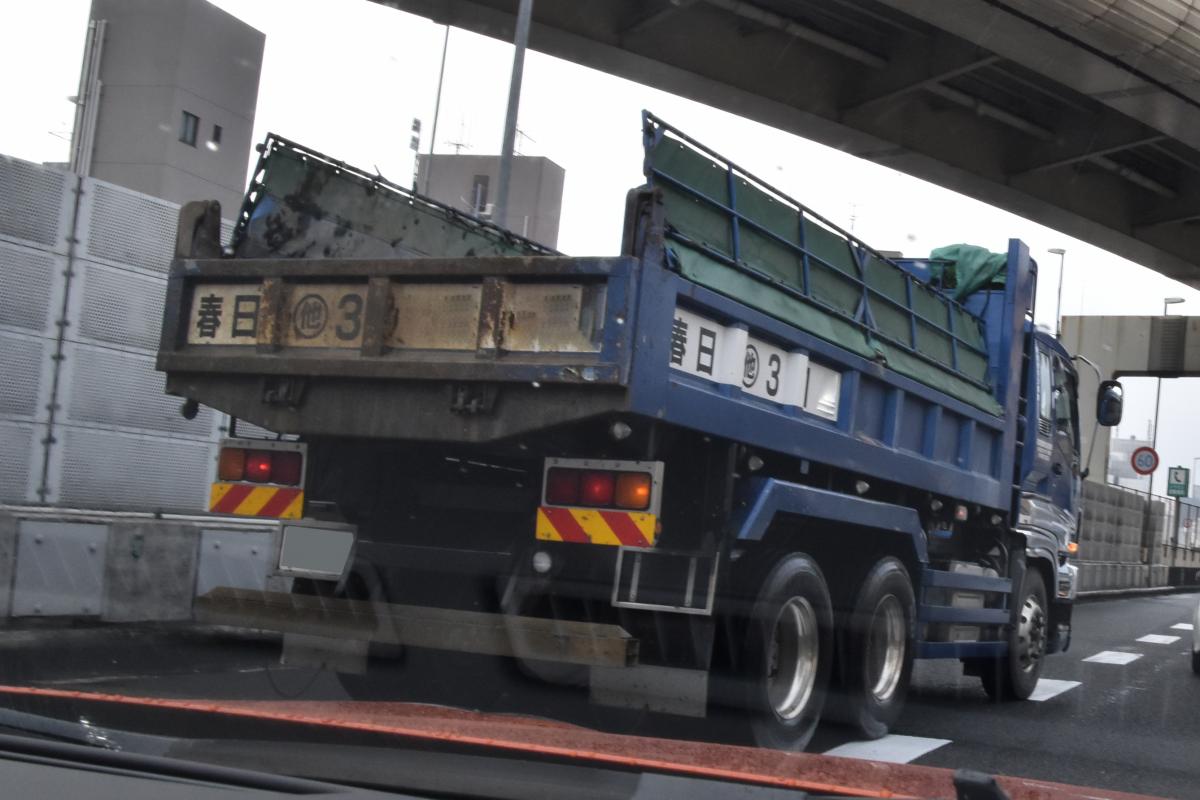 ダンプカーの荷台にある数字の意味