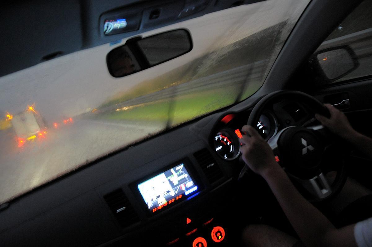 豪雨や台風時の運転で注意すべきこと