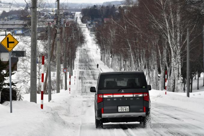 WEB CARTOP編集部の乾ひかりと篠田英里夏がヨコハマiceGUARD SUV G075の雪道性能を試す