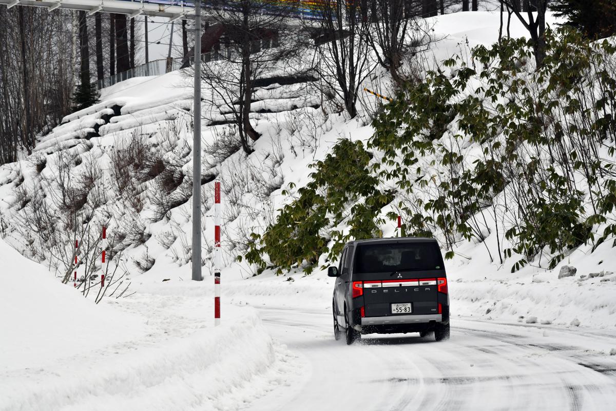 WEB CARTOP編集部の乾ひかりと篠田英里夏がヨコハマiceGUARD SUV G075の雪道性能を試す