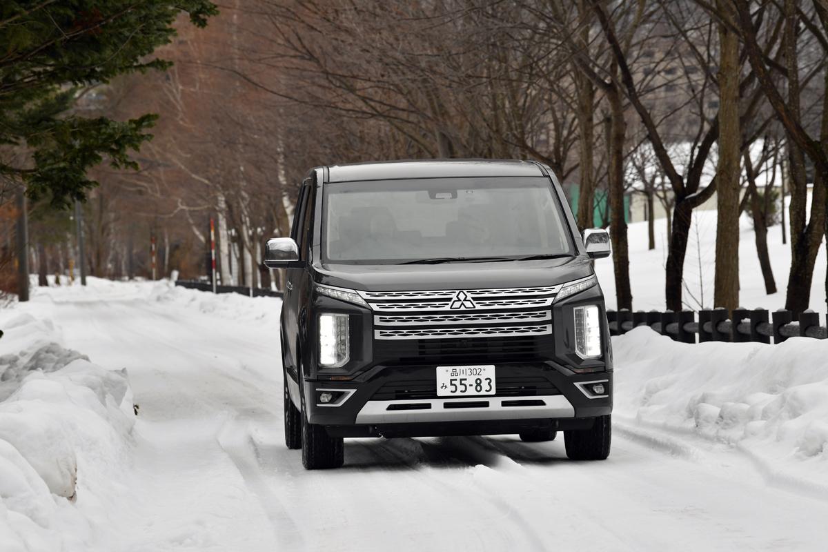 WEB CARTOP編集部の乾ひかりと篠田英里夏がヨコハマiceGUARD SUV G075の雪道性能を試す