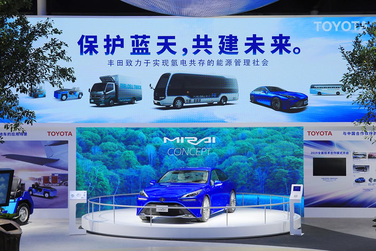 中国のモーターショーの展示車に付けられた化粧プレート