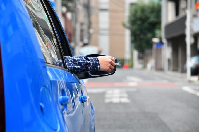 吸い殻のポイ捨てはもちろん厳禁 ではタバコの灰をクルマの窓から落とすのはアリなのか 自動車情報 ニュース Web Cartop