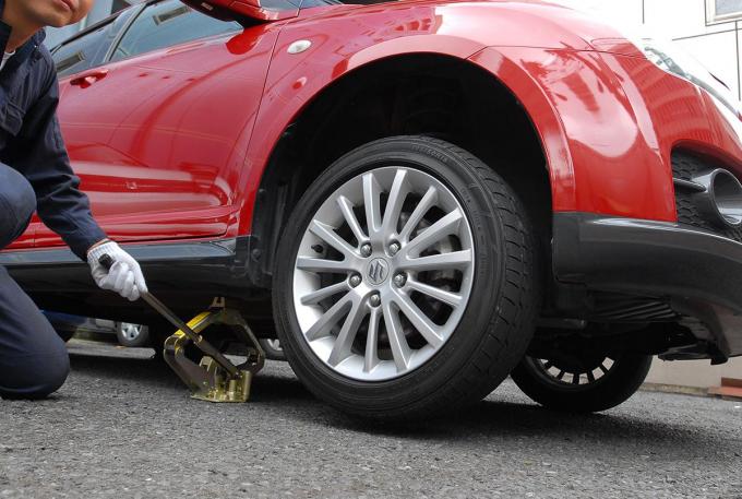タイヤ交換を自分でやるリスクとは 車を停める場所や道具などの注意点 自動車情報 ニュース Web Cartop