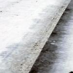 【画像】【ウエットと見分けがつかない恐怖のブラックアイスバーン】濡れた路面より3.5倍も制動距離が伸びる凍結路面を見分ける方法と走り方とは 〜 画像4
