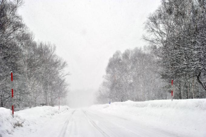 吹雪のなかを運転するときのポイント